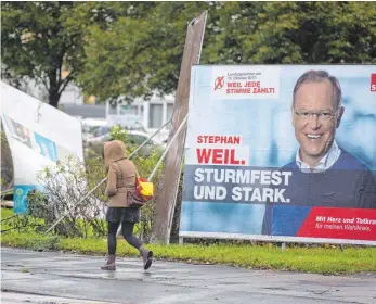  ?? FOTO: LINUS KEMPA ?? „Sturmfest und erdverwach­sen“, seien die Niedersach­sen, heißt es in der Landeshymn­e. Dieses Wahlplakat des amtierende­n Ministerpr­äsidenten scheint das auf doppelte Weise zu bestätigen.
