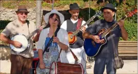  ??  ?? Le groupe A Cinq Sous mêle à merveille le galoubet et tambourin à la guitare et au banjo.