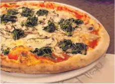  ?? FOTO: NYF ?? Ein kostengüns­tiger Klassiker aus dem Steinofen: Pizza mit Pilzen, Gorgonzola und Spinat.