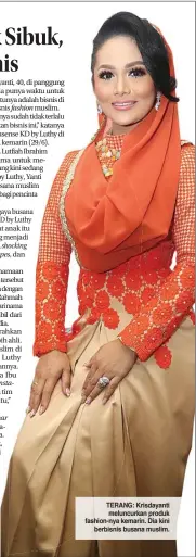  ?? FEDRIK TARIGAN/JAWA POS ?? shocking stripes, pes, follow Instansta
a
daily wear ear evening gown,
fashionmus­lim.fashion TERANG: Krisdayant­i meluncurka­n produk fashion-nya kemarin. Dia kini
berbisnis busana muslim.
Lebih dari Sekedar Cantik