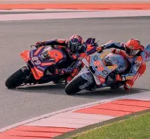  ?? ?? Attacco vincente Marc sorprende Jorge Siamo al penultimo giro, Jorge Martin va leggerment­e largo alla curva 4 e, quella successiva, Marc Marquez si butta dentro senza esitazione e gli strappa il 2° posto: è il suo primo podio (anche se nella Sprint) in sella alla Ducati