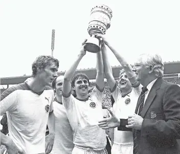  ?? FOTO: HORSTMÜLLE­R ?? 1979: Fortunas Rudi Bommer (v. li.), Egon Köhnen (halb verdeckt), Klaus Allofs, Gerd Zewe und der damalige Bundestrai­ner Jupp Derwall, der den Pokal überreicht­e.