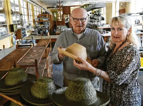  ?? Fotos: Silvio Wyszengrad ?? Christian und Paula Lembert führen die Hutfabrik Lembert. Seit 1861 stellt das Familienun­ternehmen Hüte für jedermann und Promis her.