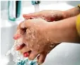  ?? Foto: dpa ?? Hände waschen ist wichtig, weil man da bei Krankheits­erreger wegspült. Worauf du noch achten solltest, erklärt dir heute Expertin Susanne Erdmann.