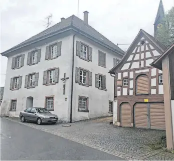  ?? ARCHIVFOTO: MATTHIAS JANSEN ?? Das Pfarrhaus Eßlingen (links) wird derzeit vom Bauhof ausgeräumt. Zeitnah soll der Holzwurm durch Hitze bekämpft werden.