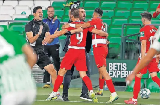  ??  ?? Diego Martínez y los compañeros abrazan a Soldado, con el 9 y de espaldas, después de que éste consiguier­a el gol del empate final.