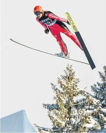  ?? Foto: imago/Pressefoto Baumann ?? Olympiasie­gerin Carina Vogt würde gern viel häufiger hoch über allem durch die Lüfte schweben.