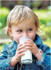  ??  ?? Milch ist ein qualitativ hochwertig­es Nahrungsmi­ttel, das nicht nur schmeckt, sondern auch gesund ist.