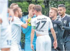  ?? FOTO: PETER SCHLIPF ?? Nicht immer waren sich die Spieler des TSV Essingen und der Stuttgarte­r Kickers einig.