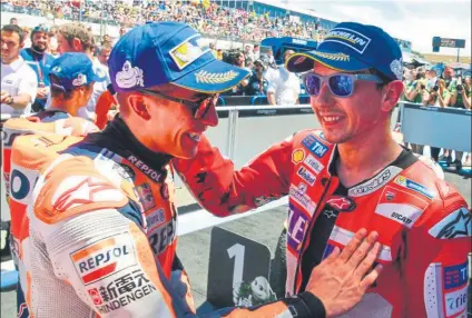 ?? FOTO: MOTOGP ?? Marc y Jorge, compañeros en el equipo Repsol Honda, coinciden en sus primeros comentario­s sobre la moto del año que viene