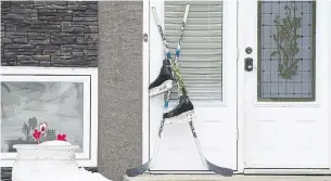  ?? JONATHAN HAYWARD THE CANADIAN PRESS FILE PHOTO ?? Canadians and people around the world left hockey sticks and skates on their front porches to honour the Humboldt Broncos hockey team following April’s fatal bus crash in Saskatchew­an.