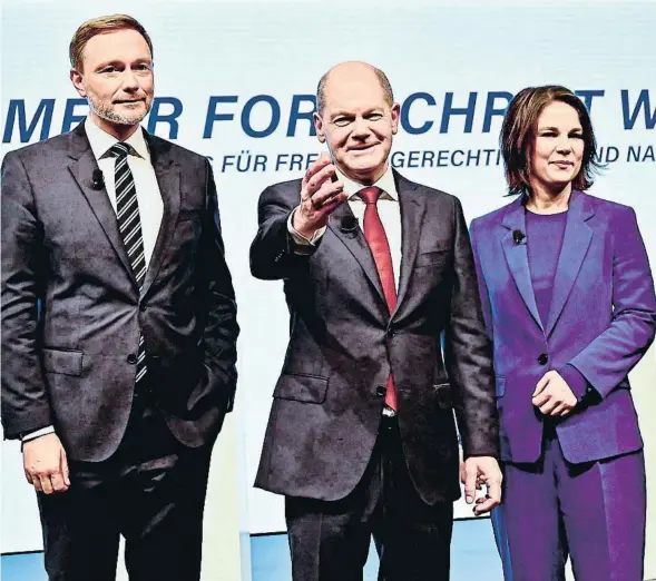  ?? ?? El liberal Christian Lindner, el socialdemò­crata Olaf Scholz i els verds Annalena Baerbock i Robert Habeck el dia 24 a Berlín