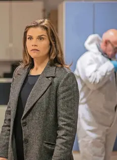  ?? FOTO: ZDF ?? Kommissari­n Nina Petersen (Katharina Wackernage­l) am Tatort – einem Supermarkt. Schnell gerät ein Flüchtling in Verdacht, der Täter zu sein.