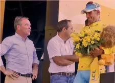  ??  ?? Bernard Hinault, 63 anni, e Vincenzo Nibali, 33, sono nati lo stesso giorno: il 14 novembre. Qui al Tour 2014, dominato dal siciliano BETTINI