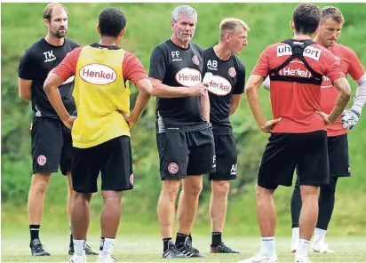  ?? FOTO: WOLFF ?? Ansprache vom Chef: Friedhelm Funkel im Trainingsl­ager in Maria Alm.