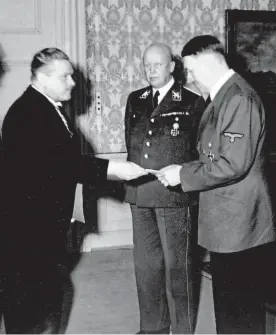  ?? Foto: ČTK ?? U Adolfa Hitlera Šéf Ústavního soudu Jaroslav Krejčí (vlevo) zpečetil svůj osud, když se stal šéfem protektorá­tní vlády.