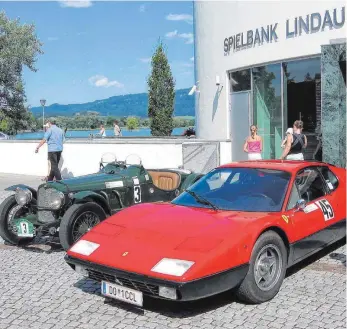  ?? FOTO: SPIELBANK LINDAU ?? Sportlich, klassisch, elegant: Wenn die Schmuckstü­cke der Lindau Klassik auf der Insel ankommen, können sie ausgiebig bestaunt werden.