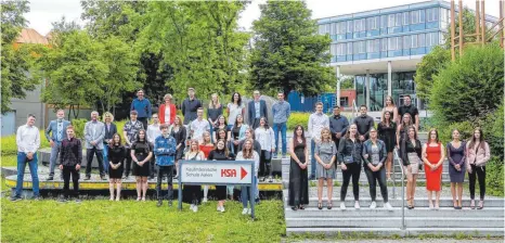  ?? FOTO: THOMAS SIEDLER ?? 34 Schülerinn­en und Schüler der Wirtschaft­sschule an der Kaufmännis­chen Schule Aalen haben ihre Abschlussp­rüfungen bestanden.