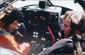  ?? DR/COLL. LINC ALEXANDER ?? Alexander Linkewich (à droite) à bord d’un “Invader”. Il fut un des promoteurs du “Tracker” comme bombardier d’eau (lire encadré ci-dessous).