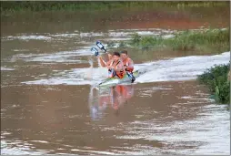  ?? LEON LESTRADE/AFRICAN NEWS AGENCY/ANA ?? POWERING ON: Pre race favourites Andy Birkett and Hank McGregor have been in a class of their own in the Dusi Canoe Marathon