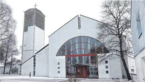  ?? FOTOS (3): MARTINA DIEMAND ?? Das Dach der katholisch­en Kirche St. Ambrosius in Memmingerb­erg (Kreis Unterallgä­u) ist teilweise undicht, die Heizung ist kaputt, und es gibt Risse. Möglicherw­eise wird das Gotteshaus abgerissen.