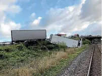  ?? PHOTO: TREVOR HOWELL ?? The truck crashed near the rail overbridge at Manakau.