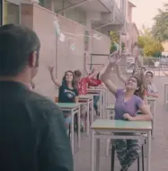  ??  ?? «Smidollati» Una scena dal video Siamo la pioggia e siamo il sole del cantante Luca Bassanese con gli studenti delle Calderari