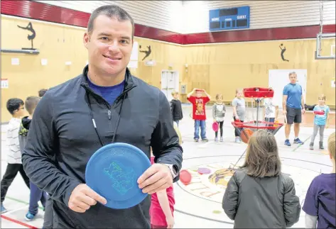  ?? CARLA ALLEN ?? Rob McLeod (Frisbee Rob) visited Plymouth School on Oct.24 to teach children the importance of balancing being physical active and “unplugging” from technology.