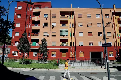  ??  ?? Anni 40
Una facciata del Quartiere Ifacp D’Annunzio in zona San Siro (via Preneste, via Zamagna, via Micene, via Traciatra) tra gli interventi urbanistic­i firmati da Giancarlo Palante insieme a Franco Albini e Mario Camus (foto di Duilio Piaggesi/ Fotogramma)