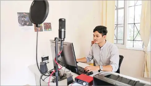  ?? YOUSOS APDOULRASH­IM ?? Lead motion graphic designer Song Ham Kiry composes footage in his office at burgeoning start-up Rounh Creative Studio.