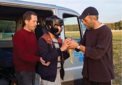  ??  ?? Des cas lourds. Malik (Reda Kateb) et Bruno (Vincent Cassel), prennent en charge des jeunes autistes rejetés de toutes les institutio­ns.