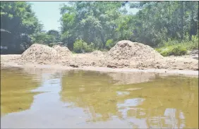  ??  ?? Montículos de arena listos para ser retirados de la playa ubicada en la compañía Minas Cue de Itacurubí de la Cordillera.