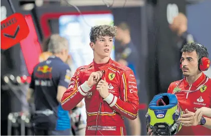  ?? AP ?? Cara de nene. El británico Oliver Bearman, de 18 años, vive el mejor fin de semana de su vida con Ferrari.
