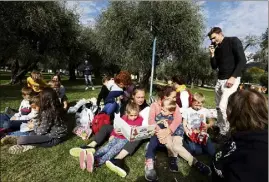  ?? (Photos Dylan Meiffret) ?? La dizaine de familles de Saint-Martinois a pique-niqué hier aux arènes de Cimiez, pour tenter de retrouver une vie normale. En haut à droite, Marie-Pierre Forster, prof à Calmette, avec Manali et Hemangi. Sa maison est éventrée, son mari a perdu son travail.