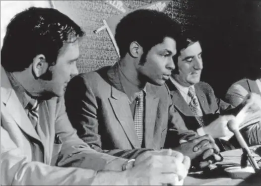  ?? ASSOCIATED PRESS FILE ?? Austin Carr, center, an All-American selection from Notre Dame, signed with the Cavaliers on April 5, 1971. On Carr’s right is Cavaliers coach Bill Fitch and at his left is Nick Mileti, owner of the team.