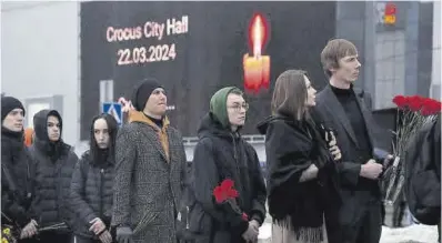  ?? Maxim Shipenkov / Efe ?? Cola de personas con flores ayer, en el Crocus City Hall, lugar del atentado del viernes.