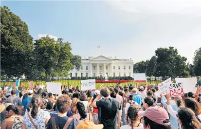  ??  ?? Spontan bildete sich Protest vor dem Weißen Haus, als das Daca-Schutzprog­ramm gekippt wurde.