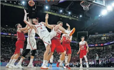  ??  ?? UN PASITO MÁS. Pau Gasol estuvo muy marcado y se quejó de algunas acciones. Gran partido de Ricky.