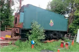  ?? B17SLT ?? The LNER 4200 gallon tender at the Mizens Railway following the dismantlin­g of the mock-up B17 No. 61662 Manchester United, with which it was formerly paired.