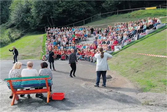  ?? FOTO: PER ARNE RENNESTRAU­M ?? De voksne lekte elever og gled greit inn i rollen. Elevene fulgte nøye med fra det splitter nye amfiet.