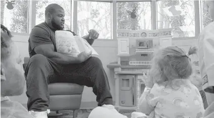  ?? KARL MERTON FERRON/BALTIMORE SUN ?? Ravens defensive tackle Brandon Williams reads “The Pout-Pout Fish Goes to School” to a group of young patients at Mount Washington Pediatric Hospital in Northwest Baltimore. For more photos of Ravens in the community, go to baltimores­un.com/ravens