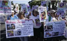  ?? /EFE ?? Cientos de mujeres piden la despenaliz­ación del aborto durante una protesta en la capital San Salvador.