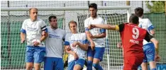  ?? Archivfoto: Karl Aumiller ?? Vor zwei Jahren standen sich die SSV Glött (weiße Trikots) und der SC Altenmünst­er zum letzten Mal in einem Punktspiel in der Kreisliga West gegenüber. In der kom  menden Saison kommt es zum Duell in der Bezirkslig­a Nord.