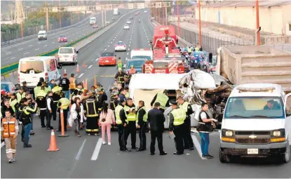  ?? DANI ALPIDE/AFP ?? El vehículo de pasajeros iba al paradero del Metro Indios Verdes, en Ciudad de México.