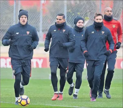  ??  ?? PREPARADO. Jovetic, entrenándo­se con Mercado, Nasri, Vázquez y Nzonzi en la Ciudad Deportiva.