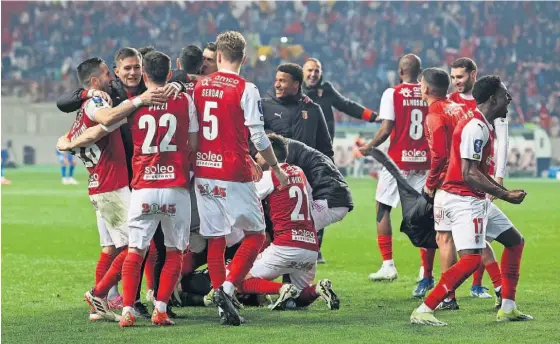  ?? ?? Festa do Sp. Braga em Leiria: arsenalist­as conquistar­am a terceira Taça da Liga do seu historial, num jogo decidido nas grandes penalidade­s.
