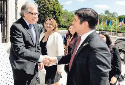  ??  ?? Luis Almagro, secretario general de la Organizaci­ón de Estados Americanos, le da la bienvenida al presidente Carlos Alvarado, en la sede del organismo, en Washington, EE. UU.