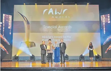  ??  ?? Nor Yahati (second right), Zulkefli (left) and Lim (right) are seen presenting the Minister’s Award to its winner, Tan Sri Koo Yuen Kim.