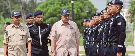  ?? (Foto Hazreen Mohamad/bh) ?? Ahmad Zahid memeriksa barisan anggota SMART pada Majlis Amanat Tahun Baharu Timbalan Perdana Menteri bersama NADMA di Markas SMART, Cyberjaya, semalam.