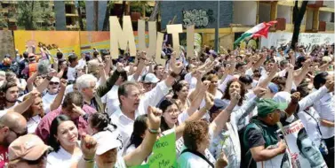  ??  ?? MULTIFAMIL­IAR TLALPAN. Con el puño en alto y el dolor a flor de piel, amigos, familiares y daminifica­dos aseguraron que el simulacro no los representó y recriminar­on a las autoridade­s tenerlos en el olvido.